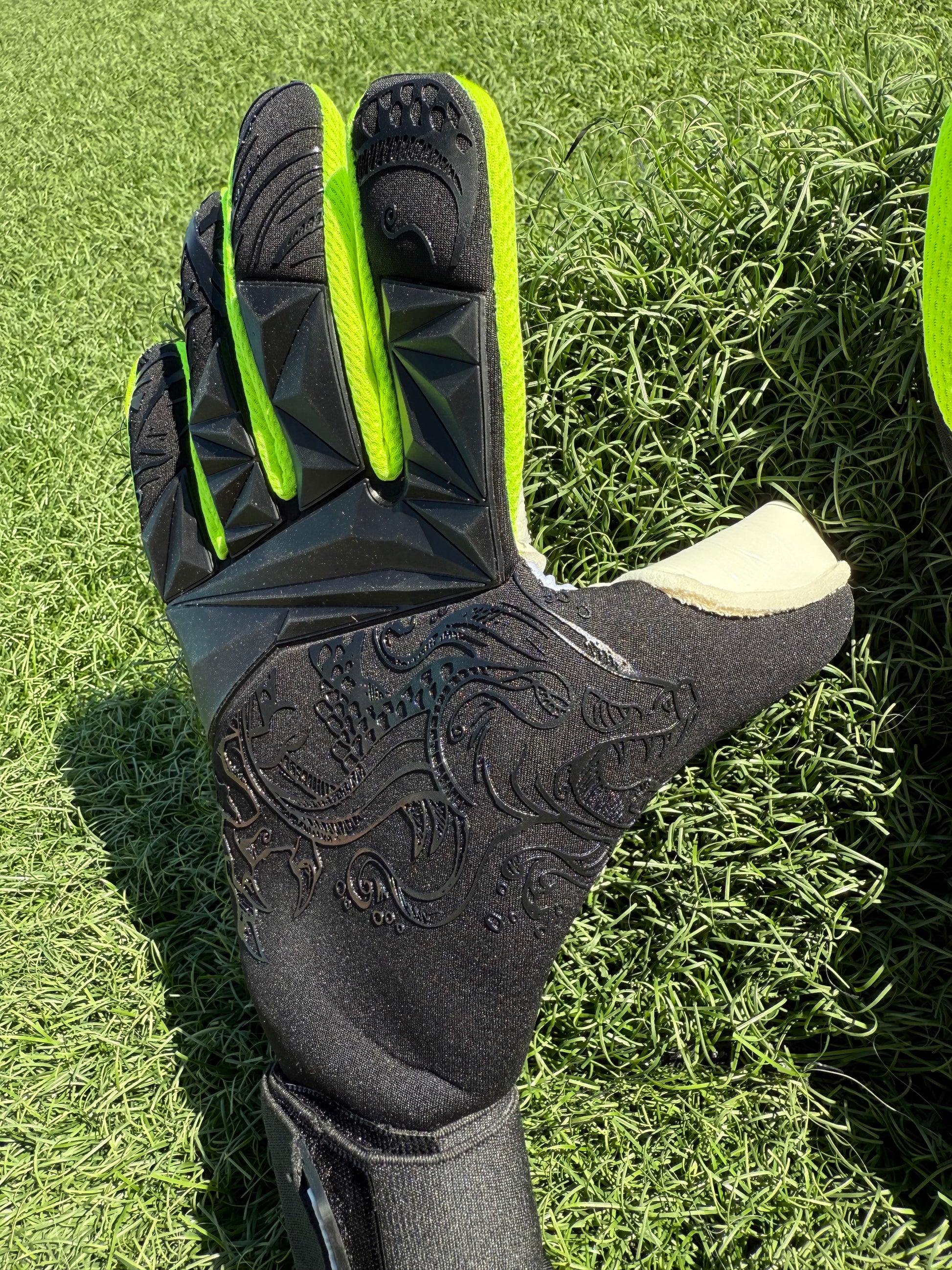 a BLACK DRAGON 🐉🧤⚽️