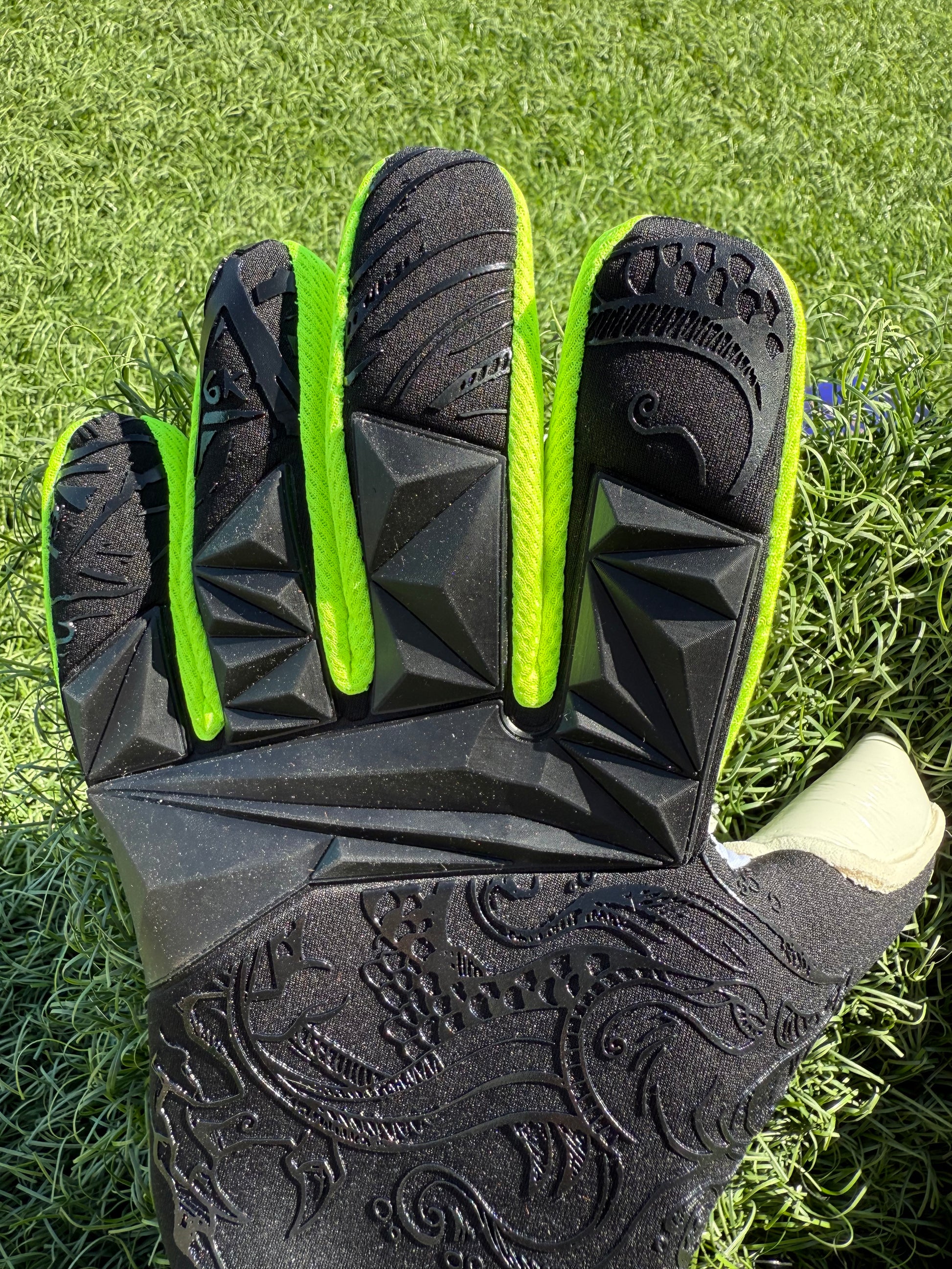 a BLACK DRAGON 🐉🧤⚽️
